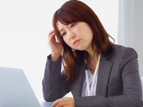 頭痛に悩む女性